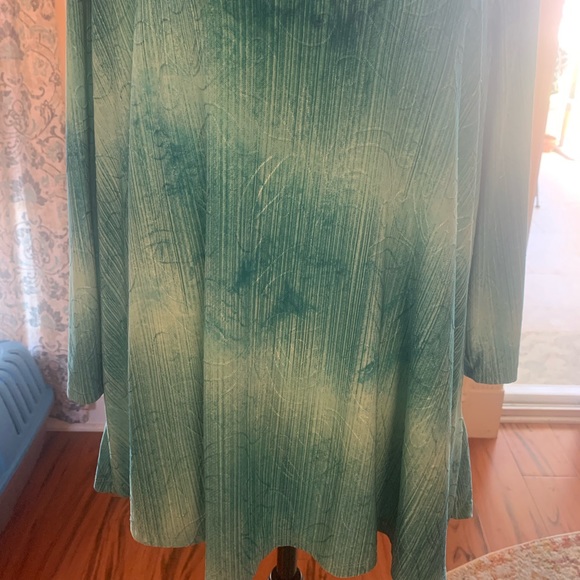 Avenue plus size 18/20 gorgeous teal top with opening in back - Picture 2 of 9